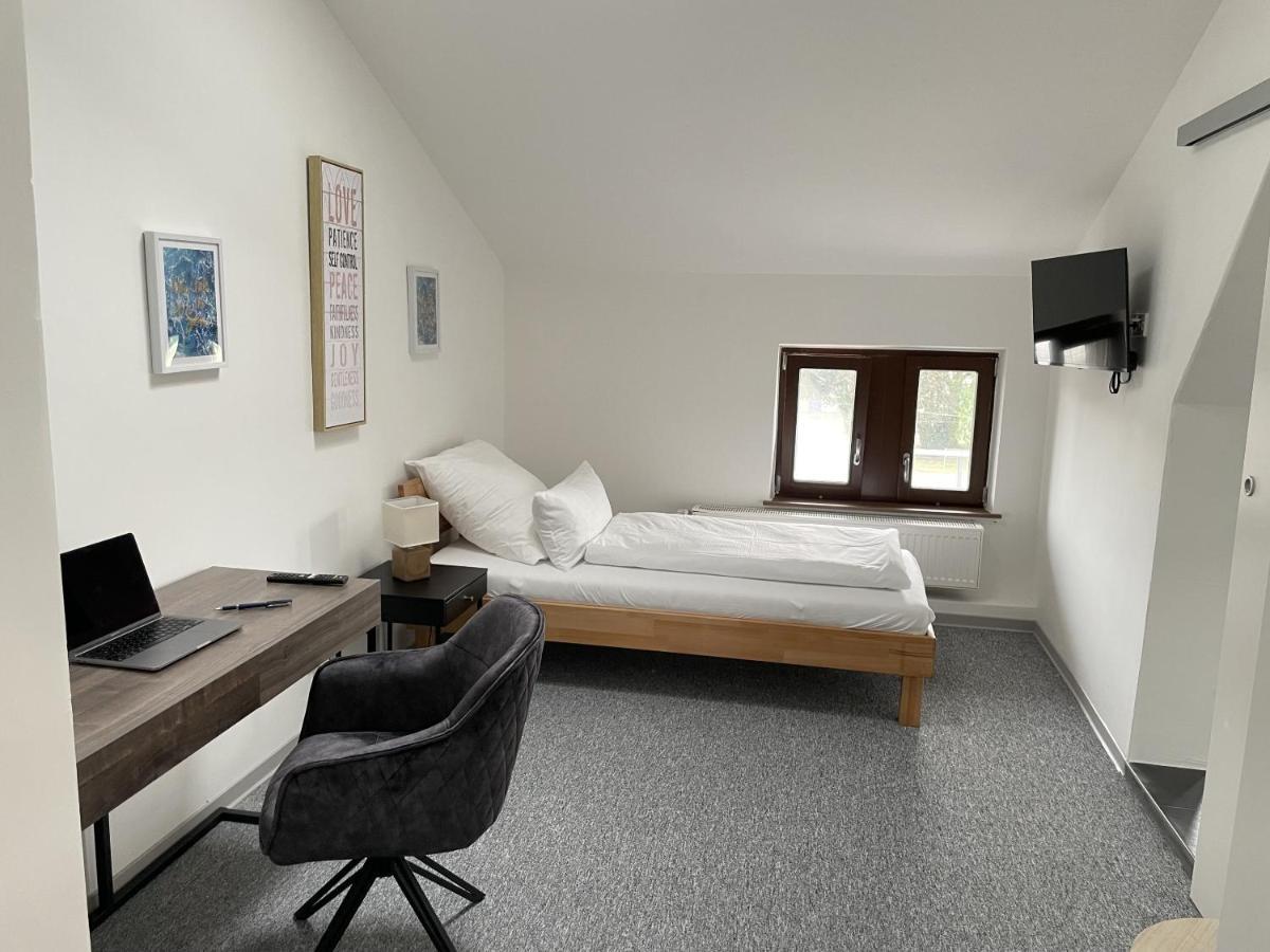 Hotel-Am-Bahnhof Stuttgart-Ditzingen Habitación foto